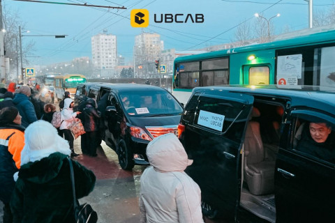 UBCab-ын жолооч нар автобусны буудал дээр зогсож буй хүүхэд, ахмад настнуудад үнэгүй үйлчилж эхэлжээ