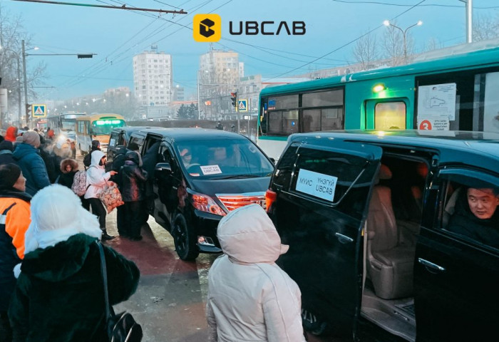 UBCab-ын жолооч нар автобусны буудал дээр зогсож буй хүүхэд, ахмад настнуудад үнэгүй үйлчилж эхэлжээ