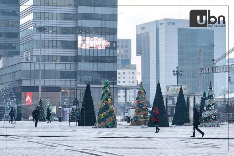 ТОДРУУЛГА: Сүхбаатарын талбайд барьсан олон гацуурыг ЭСЯ, ОУБ-ууд засч байна