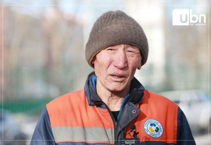 Н.Батмөнх: Бид 06:00 цагаас ажлаа эхэлж, явган хүний замыг шүүрдэж, гараар цэвэрлэдэг