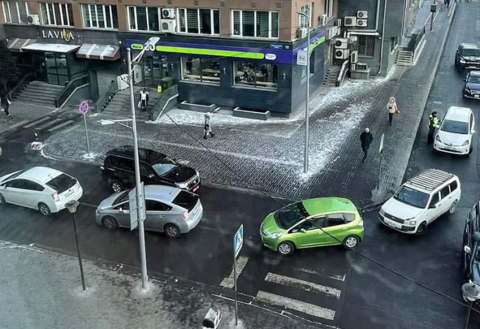 ЦЕГ: Зам дээр урсгал сөрж машинаа зогсоосон ДК дугаартай автомашинд шалгалтын ажиллагаа явуулж байна