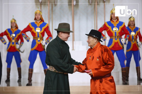 Шог зураач Цэвэгийн Байдыд Монгол Улсын Ардын зураач цол хүртээлээ