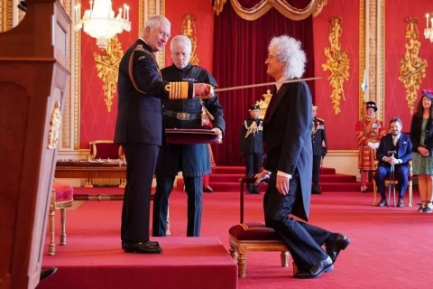 “Queen” хамтлагийн гитарчин Брайан Мэй хүлэг баатрын хэргэм хүртлээ