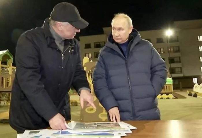 Владимир Путин Украины дайн эхэлснээс хойш анх удаа Донбасст очлоо
