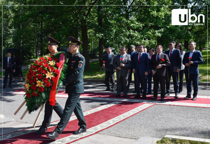 УИХ-ын дарга Г.Занданшатар тэргүүтэй төлөөлөгчид “Ялалтад тэмүүлсэн морьд” хөшөөнд цэцэг өргөлөө