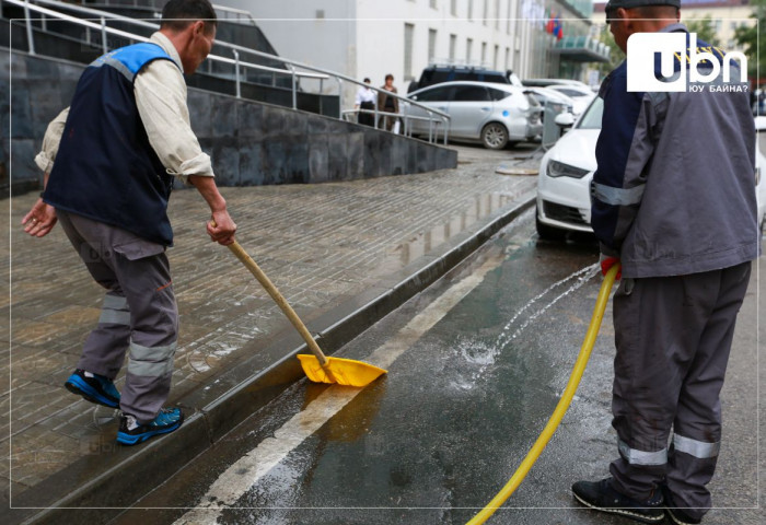 ФОТО: Хангарьд ордны өмнөх талбайг ННҮГ-ын ажилтнууд цэвэрлэж байна