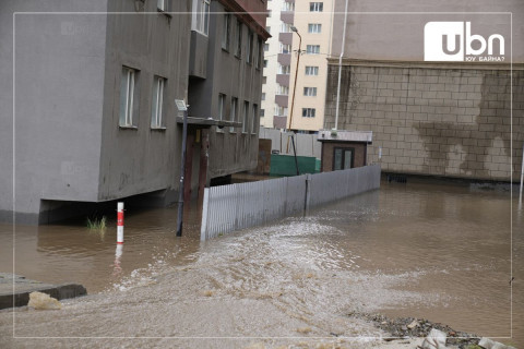 Сэлбэ голын эрэг дагуу байрласан 30 гаруй орон сууцны зоорийн давхар бүхэлдээ усанд автжээ