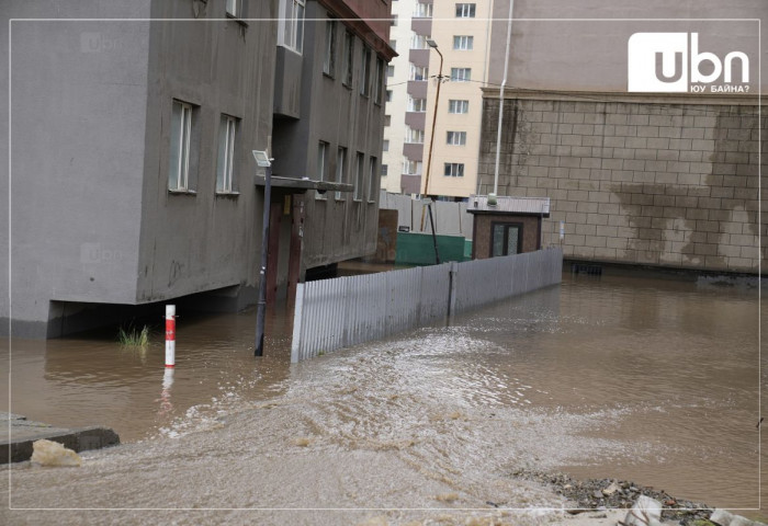 Сэлбэ голын эрэг дагуу байрласан 30 гаруй орон сууцны зоорийн давхар бүхэлдээ усанд автжээ