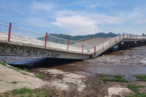 Хараа голын гүүр нурсан тул Дархан, Эрдэнэ, Сэлэнгэ аймаг руу явах иргэд Ширээ нурууны гүүрээр зорчих шаардлагатай