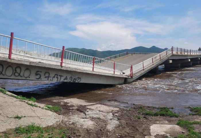 Хараа голын гүүр нурсан тул Дархан, Эрдэнэ, Сэлэнгэ аймаг руу явах иргэд Ширээ нурууны гүүрээр зорчих шаардлагатай