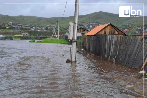 Баян-Өлгий аймагт түр зуурын усархаг бороо орж, 55 айлын хашаа, байшин усанд автжээ