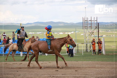 ДАНШИГ: Их насны морьдын уралдаанд Өвөрхангай аймгийн Уянга сумын уяач Д.Төгсбаярын хээр морь түрүүллээ
