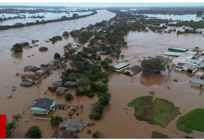 Бразилийн өмнөд хэсэгт хар салхи дэгдэн, хүчтэй аадар бороо орсны улмаас Мукум хот бүхэлдээ үерт автжээ