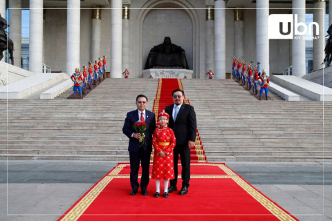 Лаос Ард Улсын Үндэсний Ассамблейн дарга Сайсумпон Фумвиханыг Д.Сүхбаатарын талбайд угтан авлаа