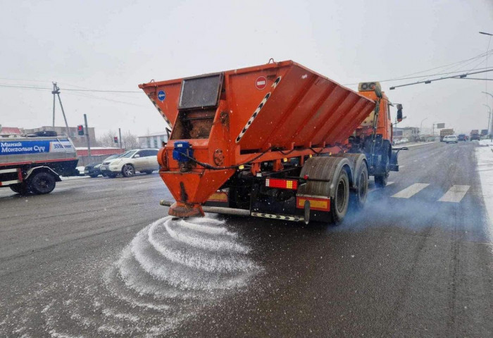 Зам цэвэрлэгээний 360 ажилтан 58 машин техниктэйгээр давс, бодис цацахаар ажиллаж байна