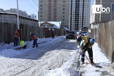 Зам талбайн цасыг цэвэрлэх ажил Баянзүрх дүүрэгт үргэлжилж байна