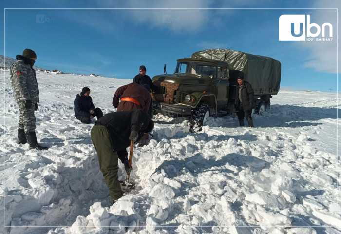 Цэргийн алба хаагчид өвөлжилт хүндэрсэн гурван аймгийн таван суманд ажиллаж байна