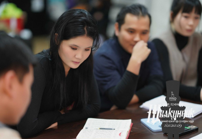 “PRO theatre”-ийнхан “Щелкунчик“-ыг тайзнаа амилуулж, багачуудад бэлэг барина