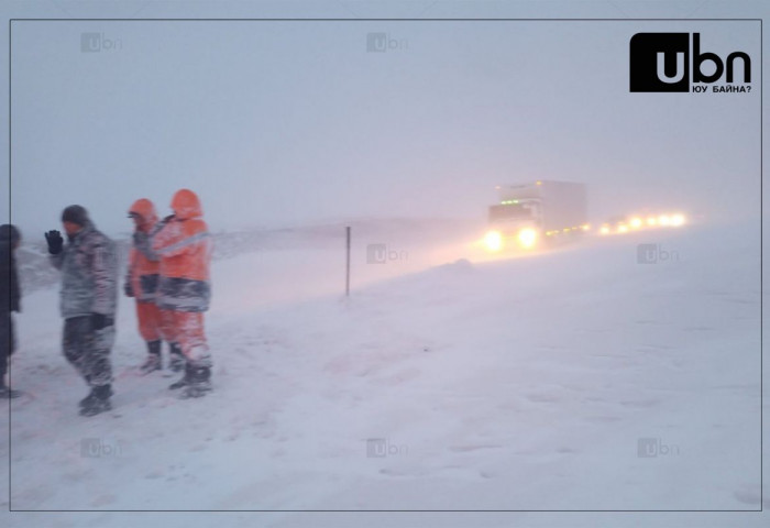 Цасан шуурганы улмаас 24 айлын гэр нурж, нэг автомашин салхинд өнхөрч онхолджээ