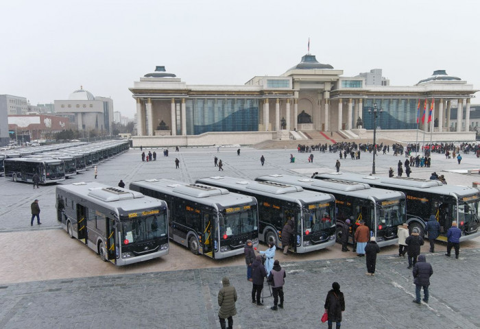 ФОТО: Шинээр нийлүүлж буй 35 автобусыг Сүхбаатарын талбайд байршуулж олон нийтэд танилцуулж байна