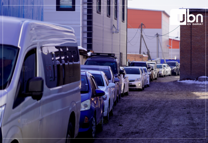 СУРВАЛЖИЛГА: Үзлэг, оношилгоонд орох автомашинуудын урт дараалал үүсч, 2-4 цаг дугаарлаж байна