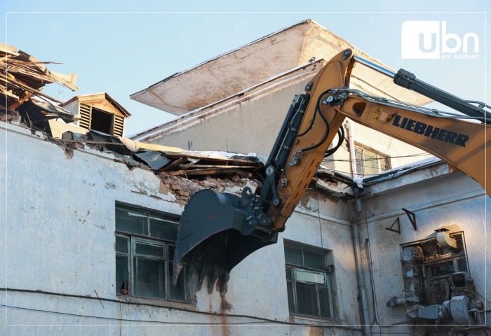 “Урт цагаан” худалдаа, үйлчилгээний төвийн барилгыг буулгаж эхэллээ