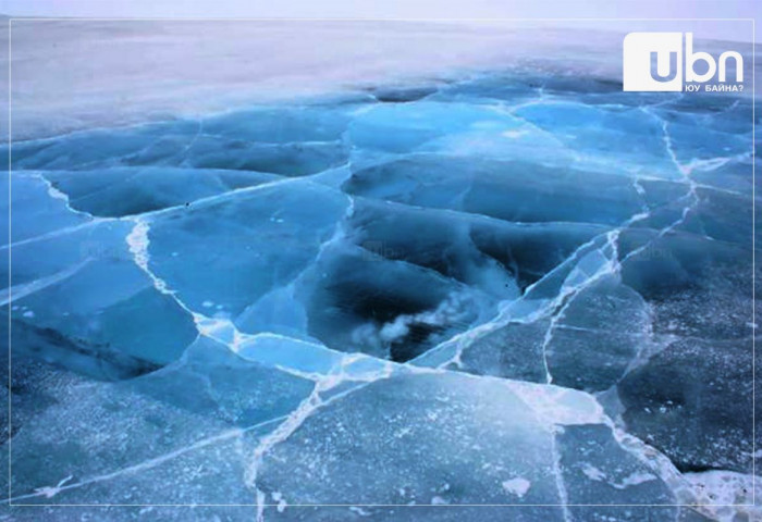 Мөс цөмөрч,  1.7 метрийн гүнтэй усанд унасан иргэнийг эсэн мэнд гарган авчээ