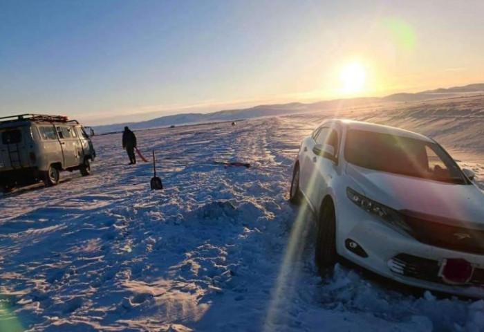Хүүхэд зорчиж явсан машин цасанд суусныг гаргажээ