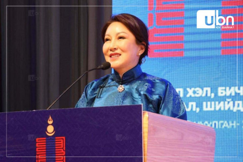 Б.Баярсайхан: Төрийн албан хаагчдыг нэг жилийн дотор уйгуржин монгол бичгээр бичиж, уншдаг болгож амжих уу гэдэг нь асуудал дагуулж байна