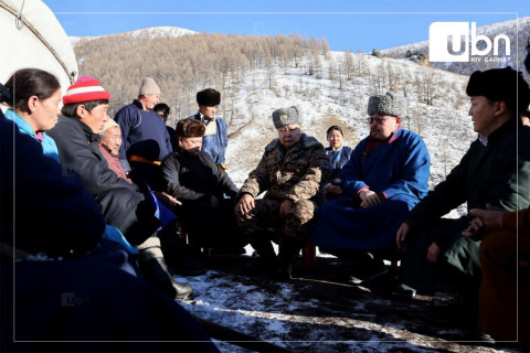 УИХ-ын дарга Г.Занданшатар отрын бүсэд өвөлжиж буй малчидтай уулзлаа