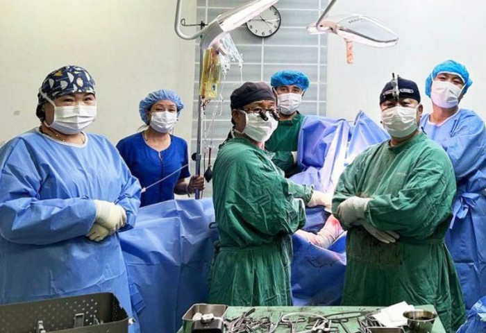 ЭЕРЭГ: Монгол Улсад анх удаа мөрний үеийг бүтэн солих мэс заслыг эмчилгээнд нэвтрүүллээ