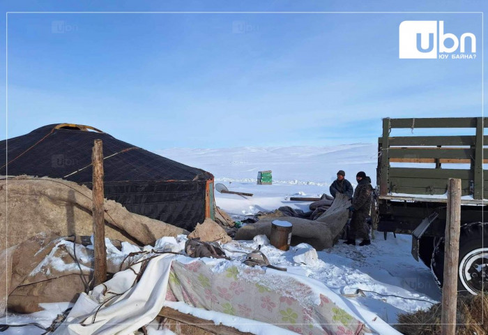 Өвөлжилт хүндэрсэн Дорноговь, Төв аймгийн сумдад цэргийнхэн ажиллаж байна