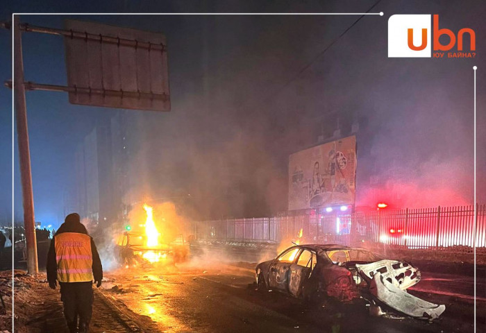 ОБЕГ: Дүнжингаравын уулзварт 60 тонн газ тээвэрлэж явсан автомашин зам тээврийн ослын улмаас дэлбэрсэн. Галыг унтраахаар ажиллаж байна