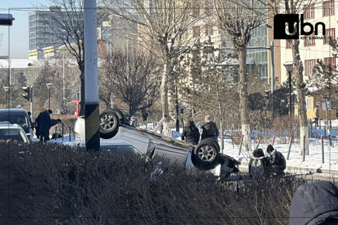 22 настай эрэгтэй зам тээврийн осол гаргаж, гарцаар гарч байсан гурван явган зорчигчийг мөргөжээ