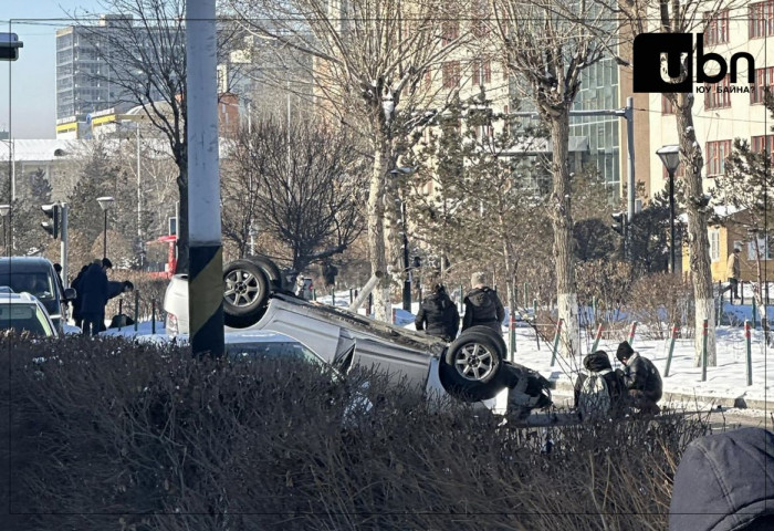 22 настай эрэгтэй зам тээврийн осол гаргаж, гарцаар гарч байсан гурван явган зорчигчийг мөргөжээ