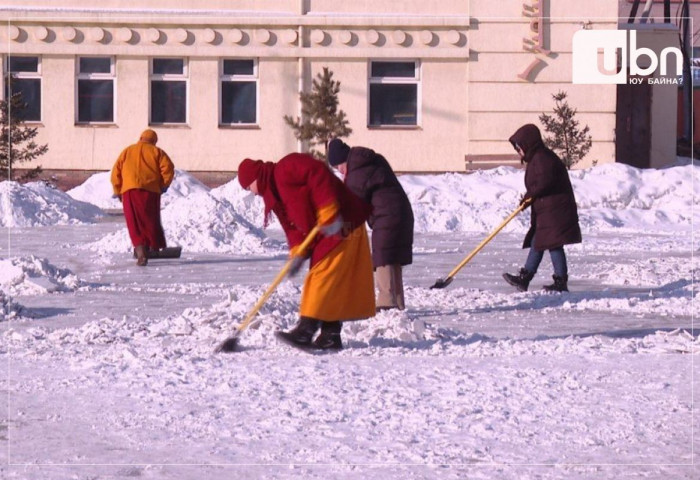 Гандантэгчэнлин хийдийн лам нар Сар шинийг угтсан бүх нийтийн их цэвэрлэгээгээ хийж байна
