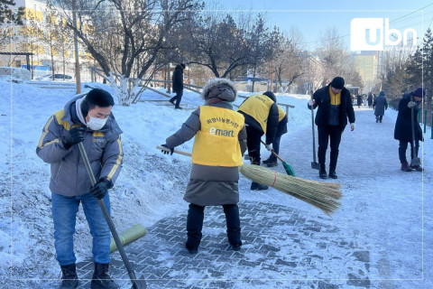 “Хамтдаа цас цэвэрлэцгээе“ аянд И Мартын хамт олон нэгдэж, 1800 м2 талбай, гадаа гудамжид дагтаршсан цас мөсийг цэвэрлэжээ