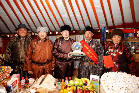 ЗГХЭГ-ын дарга Д.Амарбаясгалан Говь-Алтай аймагт Улсын аварга малчин шагнал гардуулж байна