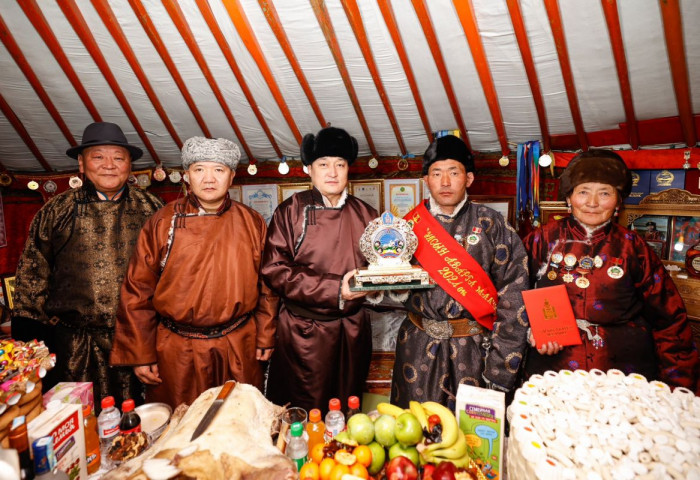 ЗГХЭГ-ын дарга Д.Амарбаясгалан Говь-Алтай аймагт Улсын аварга малчин шагнал гардуулж байна