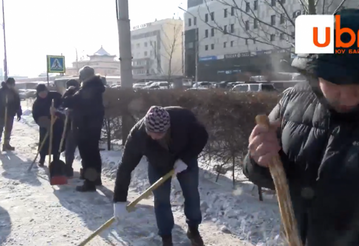 ШУУД: Даян аварга Н.Батсуурь нарын бөхчүүд “НЭГ ХОТ НЭГ ГЭР БҮЛ“ аянд нэгдэж, явган хүний замын цасыг цэвэрлэж байна