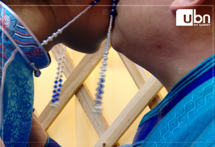 Цагаан сараар бага насны хүүхдийг үнсэж, нүүр, аманд нь хүрэхгүй байхыг ЭМЯ-наас зөвлөлөө