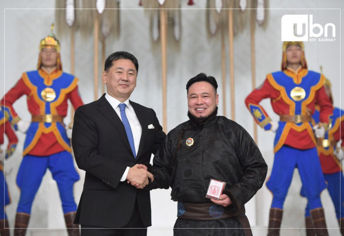 “GUYS” хамтлагийн дуучин А.Төгсбаяр Хөдөлмөрийн гавьяаны улаан тугийн одонгоор шагнууллаа