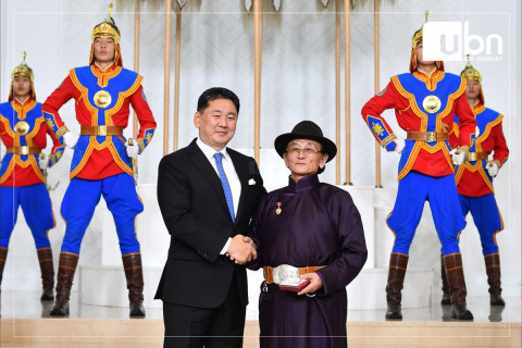 ШУУД: Сар шинийн баярыг тохиолдуулан Монгол Улсын Ерөнхийлөгч У.Хүрэлсүх Төрийн дээд цол, одон, медаль гардуулж байна