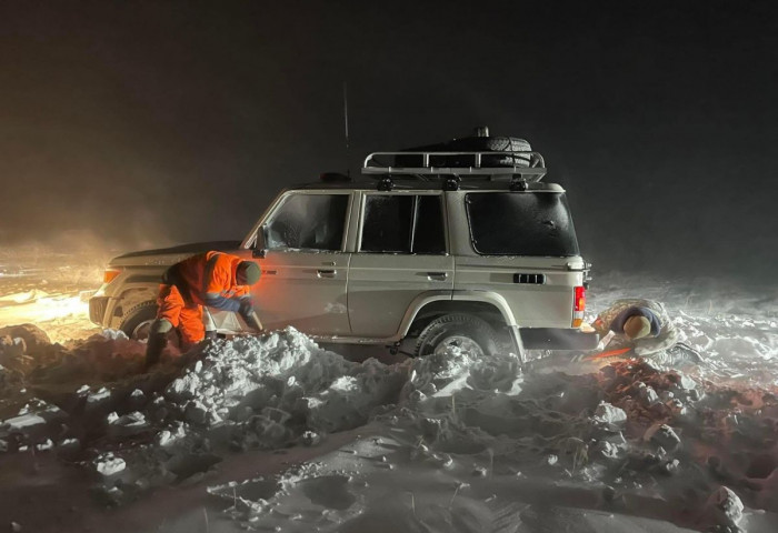 ОБЕГ: Шинийн 1-нд Сүхбаатар аймгийн сумдад цасанд суусан гэх 6 дуудлагын дагуу 20 гаруй иргэний аюулгүй байдлыг хангалаа