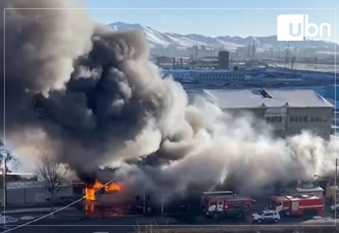 Нэгдүгээр хорооллын 32-р байрны урд худалдааны төвд гарсан галыг унтраахаар ажиллаж байна