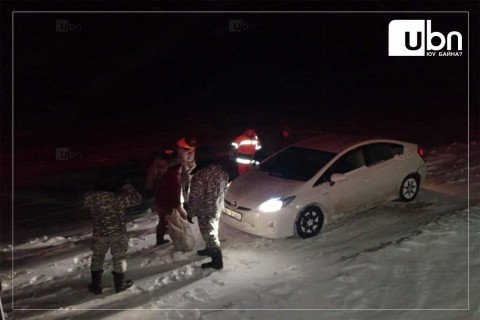 Увс аймгийн Тариалан суманд 47 зорчигчтой 14 суудлын автомашин цасанд суусан байсныг татан гаргажээ