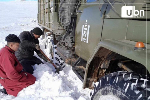 Баян-Өлгий аймагт цасанд боогдсон зам давааг нээж, 17 км зам гаргажээ