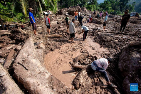 Индонезид үер бууж, хөрсний гулгалт үүссэний улмаас 32 хүн амиа алджээ