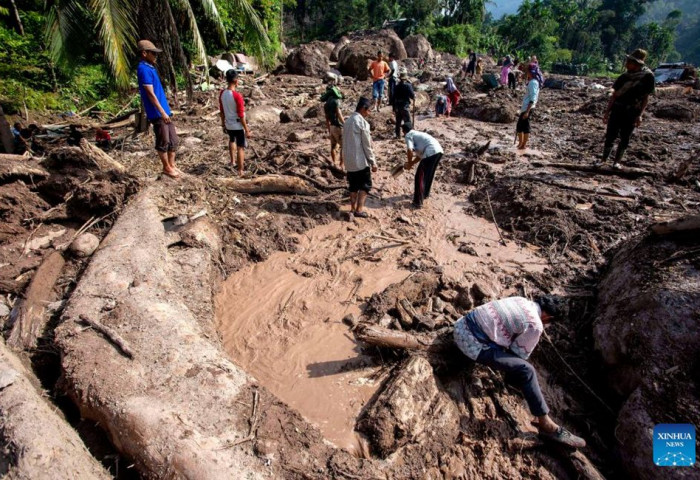 Индонезид үер бууж, хөрсний гулгалт үүссэний улмаас 32 хүн амиа алджээ