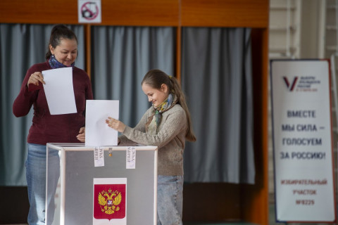 ФОТО: Монголд ажиллаж, амьдарч буй ОХУ-ын иргэд ерөнхийлөгчийнхөө сонгуульд саналаа өгч байна